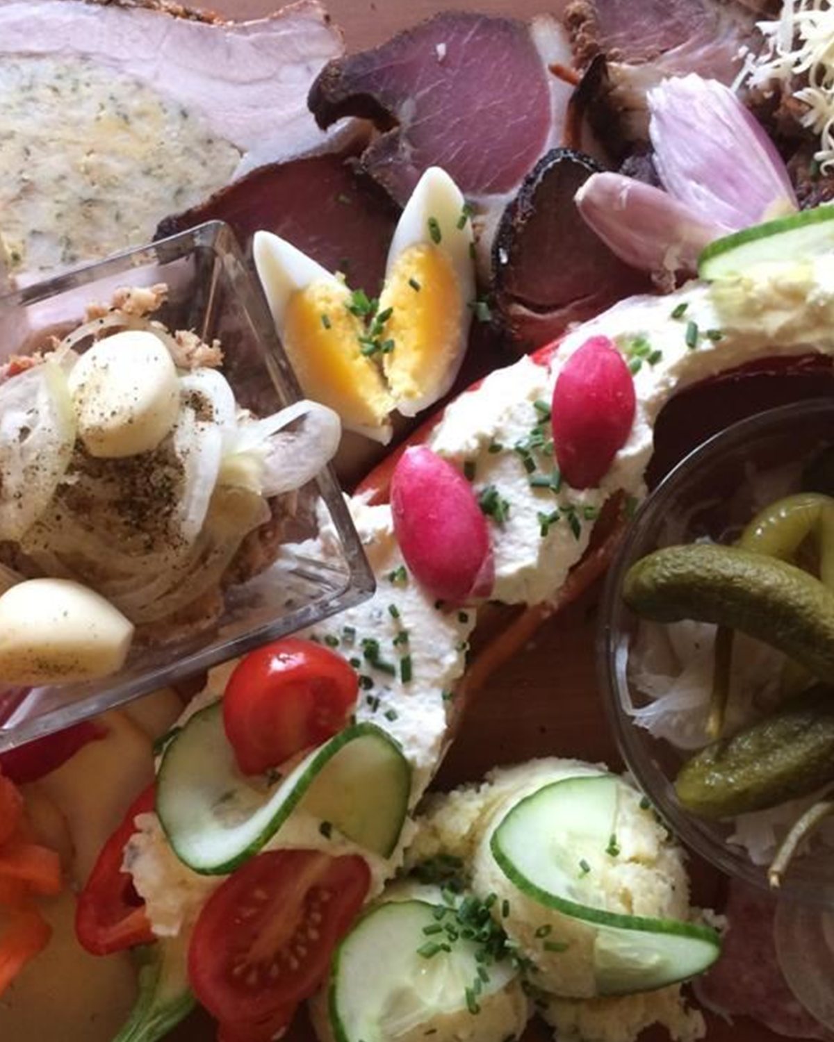 Jausenbrett mit Aufschnitt und Eiern