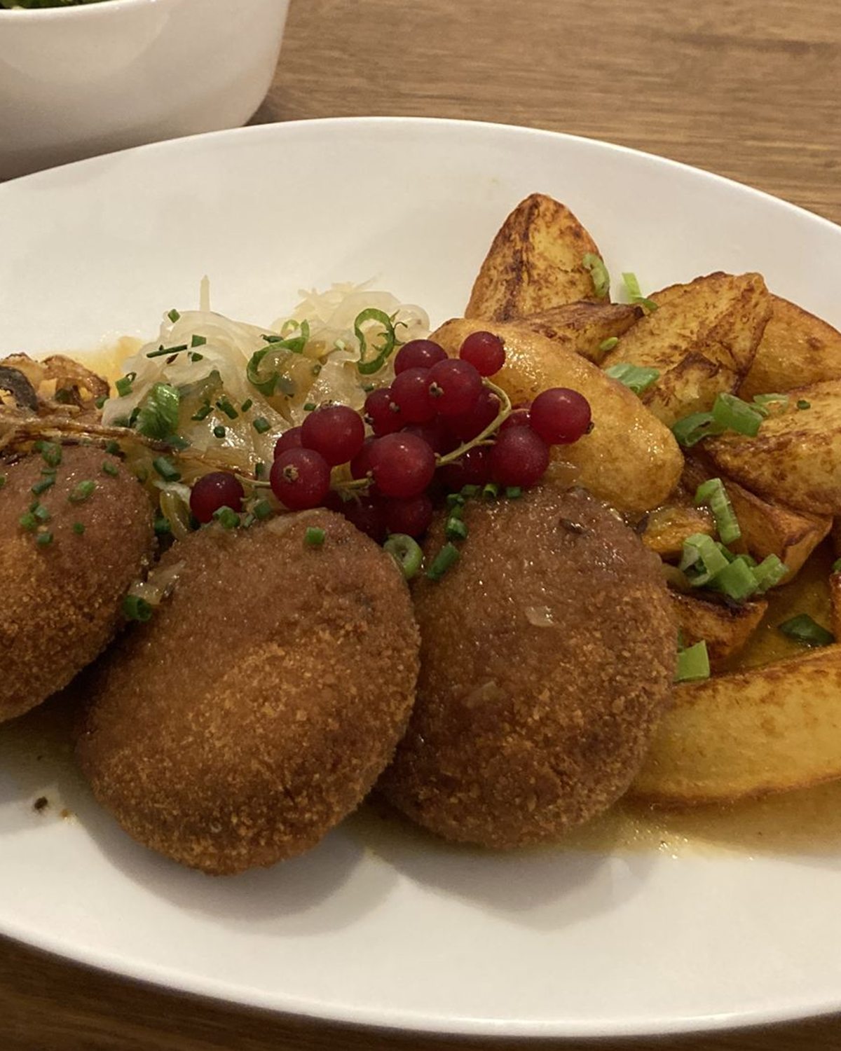 Knödel mit Preiselbeeren