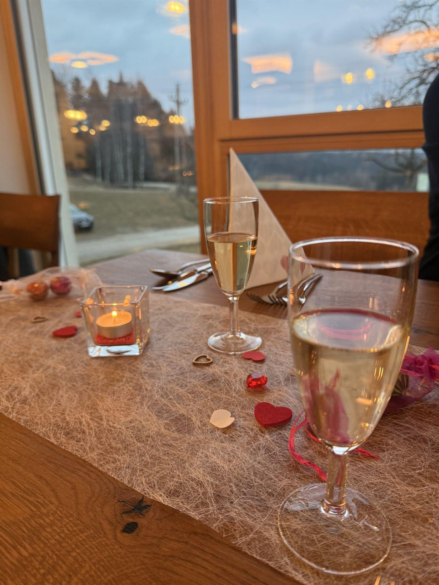 Festlich gedeckter Tisch am Fenster