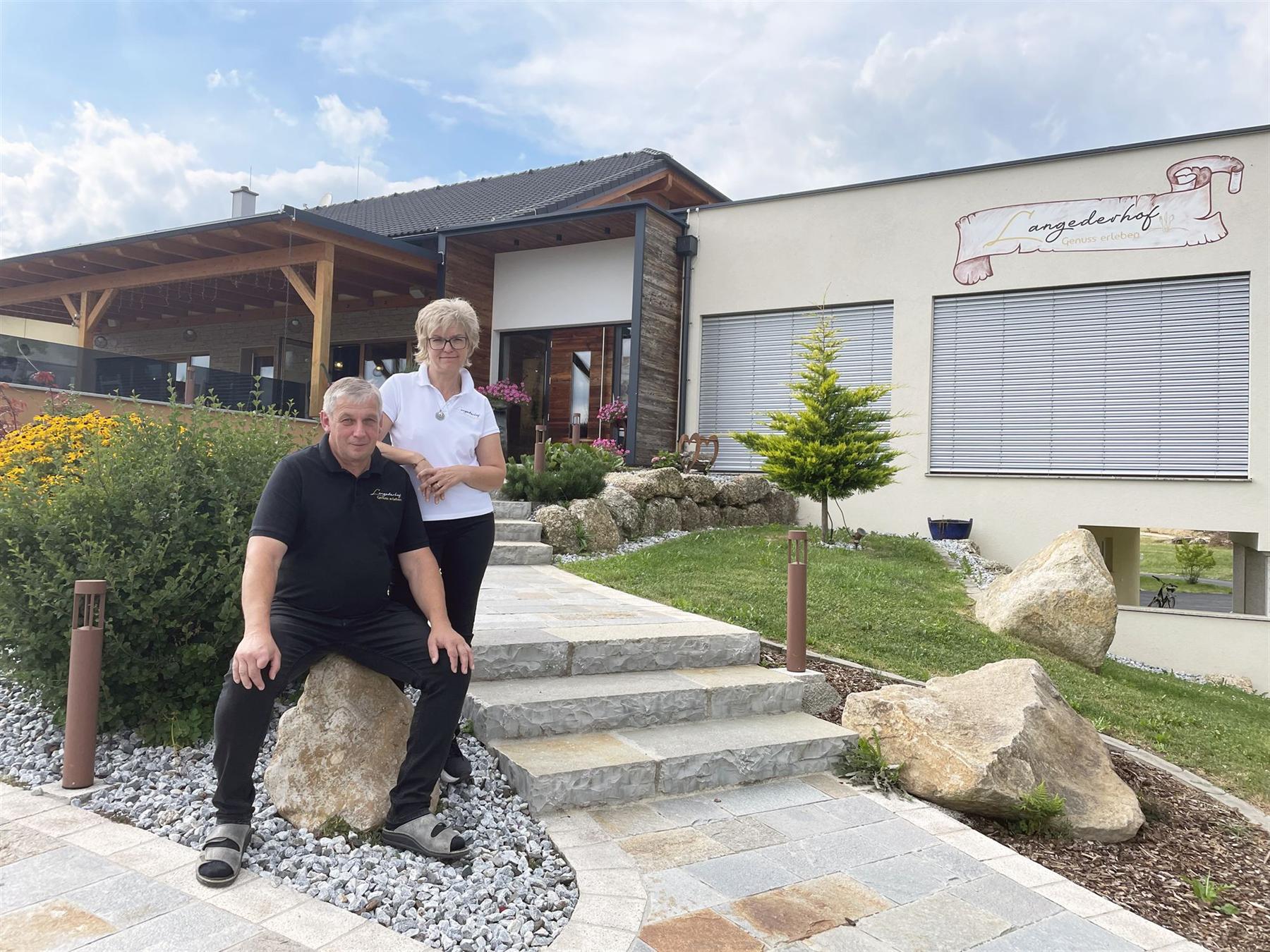 Familie Linhardsberger vor dem Langederhof