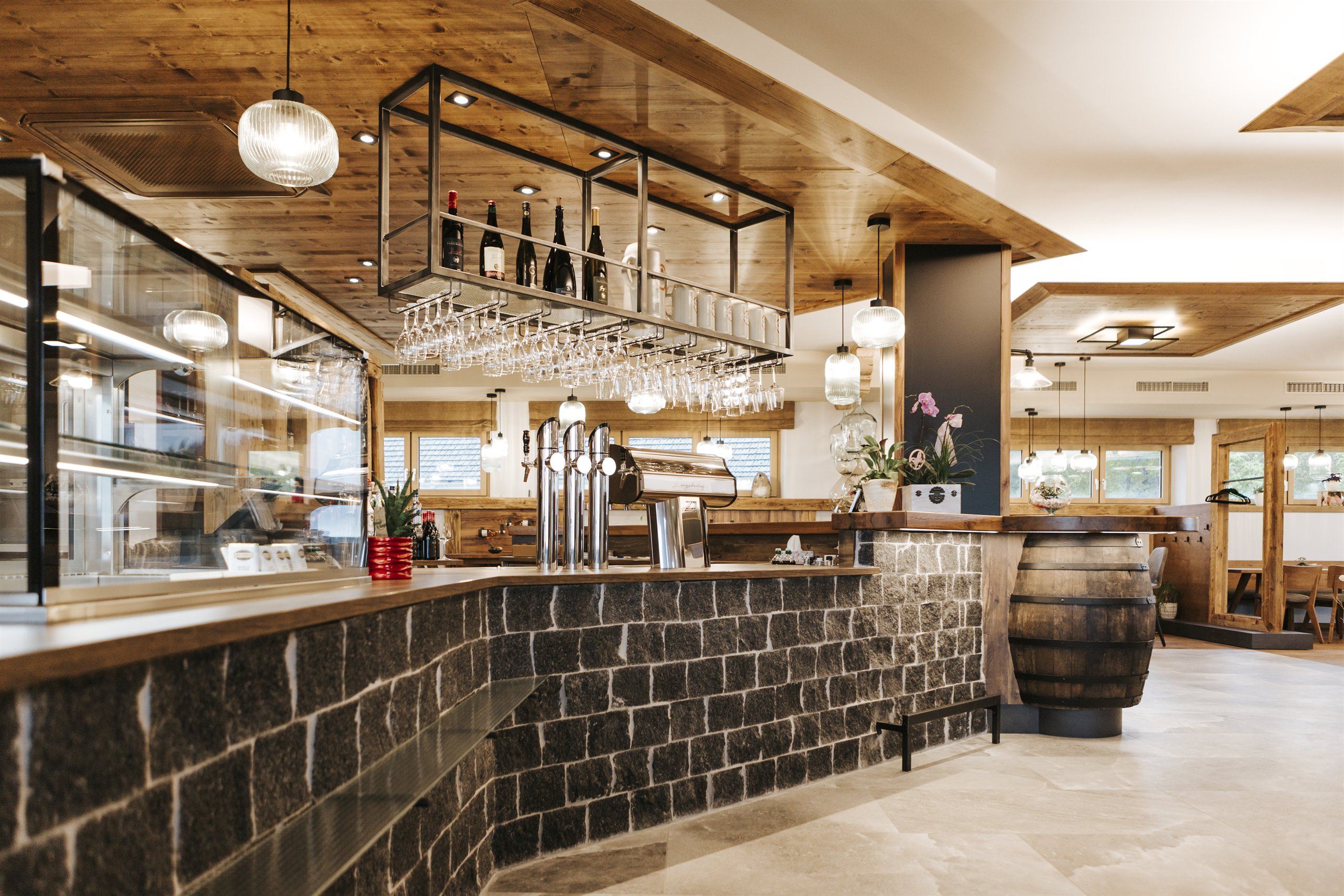 Theke und Gastraum aus Altholz und Stein im Langederhof