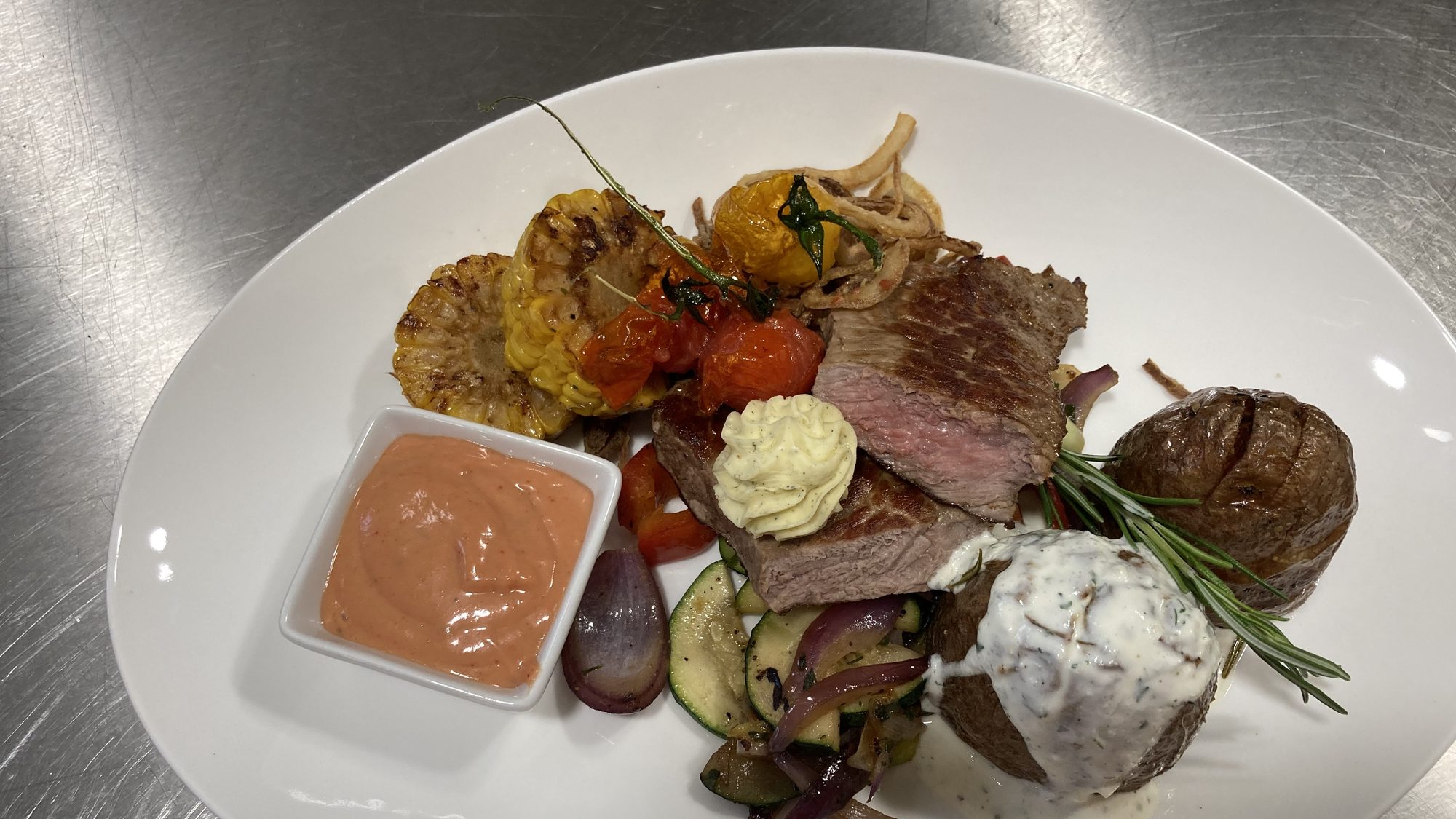 Steak mit Kräuterbutter, Grillgemüse und Ofenkartoffel