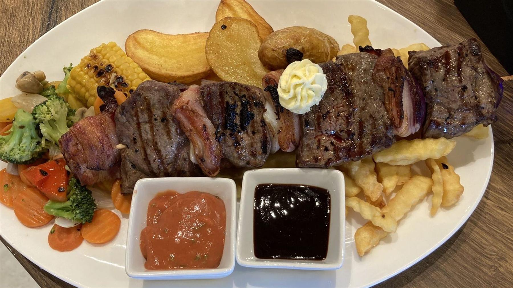 Steak vom eigenen Rind mit Kartoffeln und Saucen